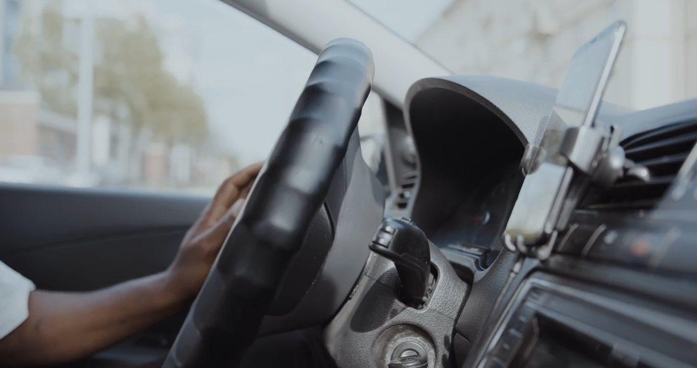 Patch driver at the wheel with the app mounted
